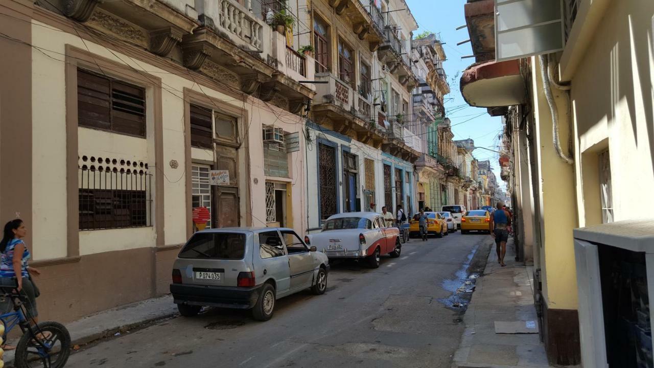 Casa Leydis Alexis Hostel Havana Exterior photo